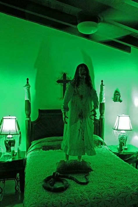 I would crap on myself if I walked in that room.  No need for the snake on the bed.  She's scary enough! Haunted House Bedroom, Scary Haunted House Ideas, Asylum Room, Scary Room, Horror Bedroom, Coat Room, Hunted House, House Of Horrors, Dekorasi Halloween