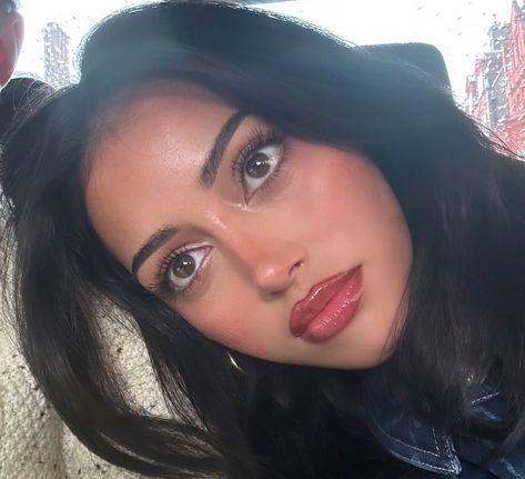 Makeup Ideas Oval Face, Cindy Kimberly Glasses, Makeup For Circle Face, Cindy Kimberly Short Hair, Pretty Body Aesthetics, Chubby Cheeks Makeup, Medium High Contrast Makeup, Deer Pretty Face, Natural Makeup Latina