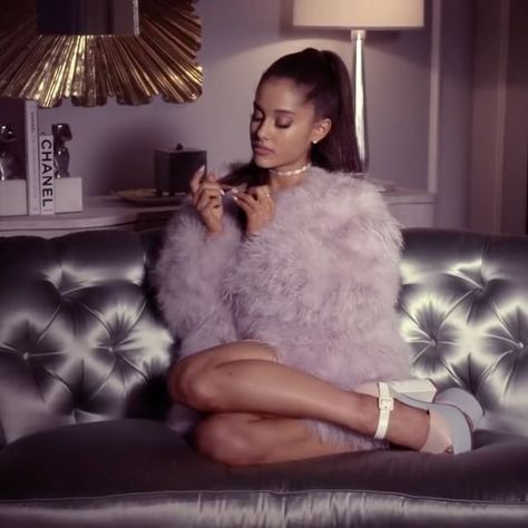 Scream Queens Gif, Scream Queens Fashion, Chanel Oberlin, Selma Blair, Ariana Grande Gif, Queen Aesthetic, Queen Outfit, Dakota Fanning, Queen Fashion