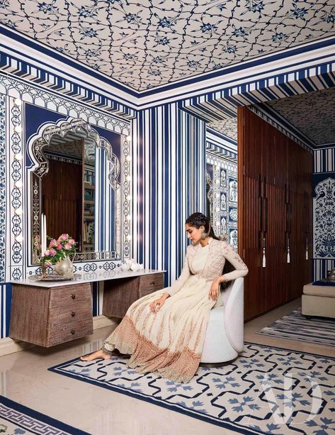 Colourful Rooms, Carolina Herrera Gown, Jungle Mural, Traditional Interior Design, Popular Decor, Indian Homes, Art Deco Chandelier, Indian Heritage, Sonam Kapoor