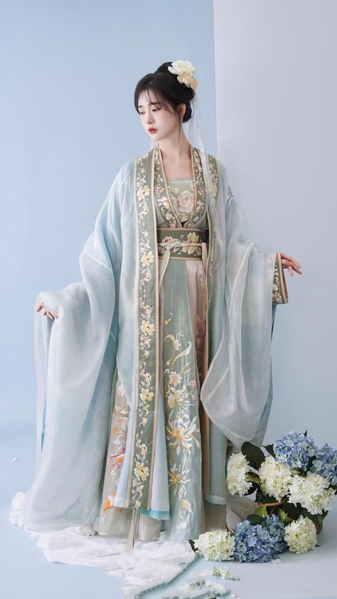 Hanfu Dress Wedding, Asian Outfits Traditional, Japanese Dresses Modern, Chinese Royal Dress, Asian Clothes Traditional, Chinese Clothes Traditional, Hanfu Dress Princesses, Chinese Traditional Dress Princesses, Taiwanese Clothing