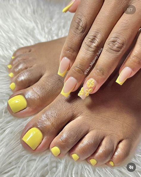 Yellow Toes Nails, Yellow Nails And Toes, Yellow Short Nails Design, Graduation Nails Almond, Yellow Short Nails, Nails Ideas Graduation, Short Yellow Nails, Yellow Nails Ideas, Cute Yellow Nails