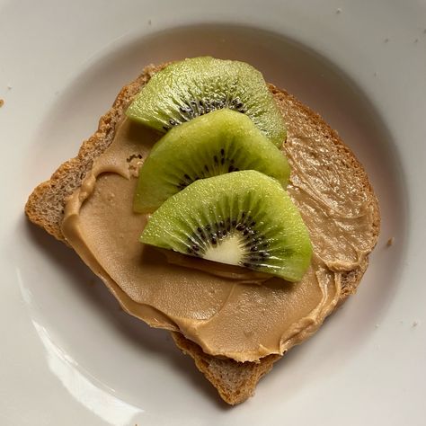 Kiwi Aesthetic, Pb Toast, Toast Aesthetic, Aesthetic Breakfast, Healthy Tips, Food Photo, Avocado Toast, Kiwi, Peanut Butter