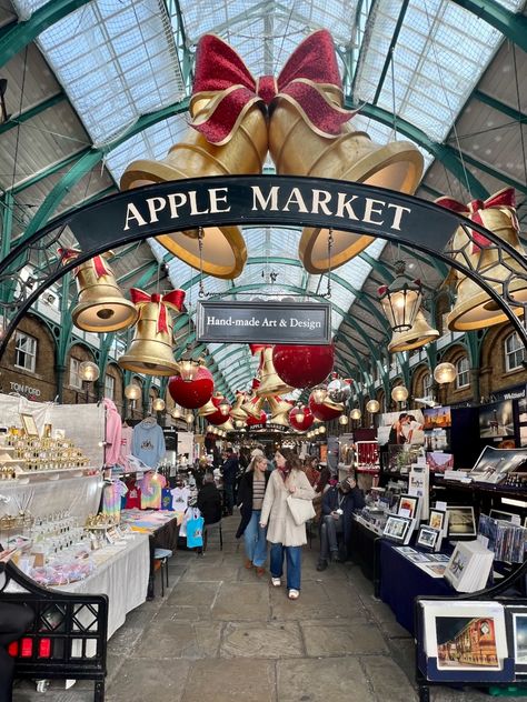 Walking into Apple Market in Covent Garden, beautifully decorated for the festive season with gigantic bells, bows, giant baubles and spinning mirror balls. Apple Market has over 100 stalls selling a wide variety of goods, including fashion, jewellery, homeware, gifts, and souvenirs. It's open seven days a week from 10am to 7pm. For more Christmas Markets in London, visit: https://www.guidelondon.org.uk/blog/christmas/8-london-christmas-markets/ 📸 © Ursula Petula Barzey. #BlueBadgeTouristGui... Giant Baubles, 80s Aesthetic Retro, Homeware Gifts, London Christmas Market, Markets In London, Christmas Market Stall, Xmas Market, London Visit, Market Sign