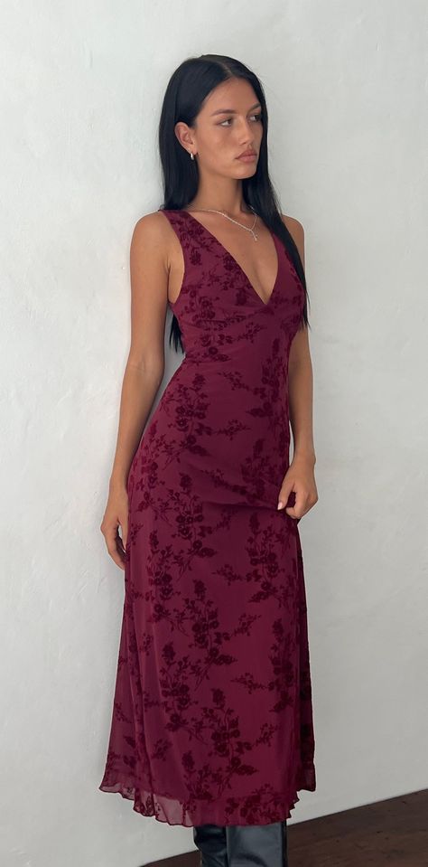 Botanical Flower Maroon Midi Dress | Gabriela – motelrocks-com-us Deep V Maxi Dress, Look Short, Grad Dresses, Women Long Dresses, Guest Outfit, Evening Dresses Long, Fancy Dresses, Look Cool, Guest Dresses