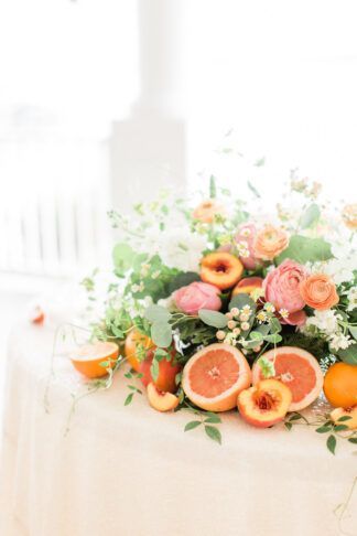 Grapefruit Wedding Decor, Spring Centerpiece Ideas, Italian Event, Citrus Theme, Summer Wedding Reception, Fruit Centerpieces, Fruit Wedding, Citrus Wedding, Vegan Wedding