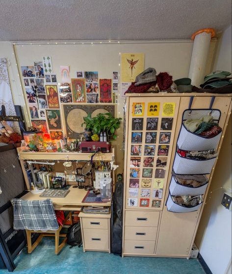 Four Person Dorm Room, Closet Organization College, Art Student Dorm Room, Indie Dorm Decor, Triple Dorm Room Ideas College Students, College Room Storage Ideas, Dorms College Ideas Room Organization, Dorm Wall Shelves, Dorm Needs Freshman Year