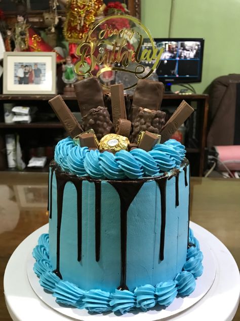 Chocolate Cake With Blue Icing, Blue Cake With Chocolate Drip, 13th Birthday Cake For Boys, Frm Exam, Blue Chocolate Cake, Choc Drip Cake, Blue Drip Cake, Beginner Baking, Wolf Cake