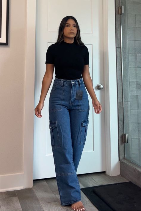 How To Wear Cargo Jeans, Mom Jeans Outfit Summer 2024, Uni Looks Outfits, Outfit Inspo Casual Simple, Basic Uni Outfits, Jeans Outfit College, Cargo Style Outfit Ideas, Mommy Jeans Outfit, Jean Cargo Outfit