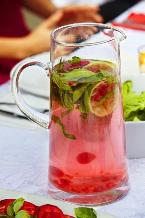 Raspberry and Mint Water Detox Diets, Mint Water, Homemade Detox, Infused Water Recipes, Detox Water Recipes, Water Drink, God Mat, Healthy Detox, Water Recipes