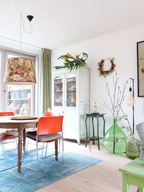 BLOG: Binnenkijken in een kleurrijk eclectisch interieur | BLOG | Meutt vintage & interior - webshop voor vintage interieur producten Eclectic Interior Design, Vintage Interior, Eclectic Interior, Studio Apartment, Room Inspiration, Retro Vintage, Lily, Apartment, House Design