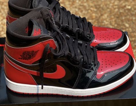 Air Jordan 1 Bred Patent Leather Reimagined Color: Black/White-Varsity Red Style Code: 555088-063 Release Date: December 30, 2021 Price: $170 USD Jordan Aestetic, Jordan 1 Red And Black, Red And Black Jordans, Air Jordan 1 Red And Black, Black And Red Sneakers, Sick Shoes, Jordan 1 Red, Jordan 1 Outfit, Birthday Fit