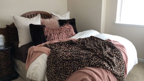 Cheetah Pillows Living Rooms, Black And Pink Boho Bedroom, Black And Pink Western Bedroom, Leopard Bedding Ideas, Bedroom Ideas Animal Print, Brown And Pink Bedding, Pink Cheetah Bedroom, Pink And Brown Bedding, Pink Cheetah Print Room