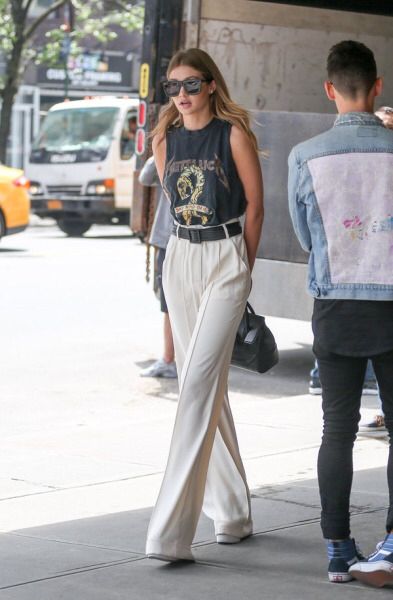 Gigi Hadid Street Style, Gigi Style, Gigi Hadid Outfits, Gigi Hadid Style, Walking Down The Street, Chic Summer Outfits, Hadid Style, Effortlessly Chic Outfits, Vogue Japan