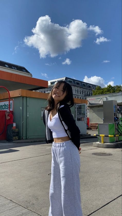 Jogging Pants Outfit Ideas, Citycore Aesthetic Outfits, Cute Sporty Outfits, 90’s Aesthetic, Berlin Fashion, Basic Fits, Jogging Pants, Sporty Outfits, Pants Outfit