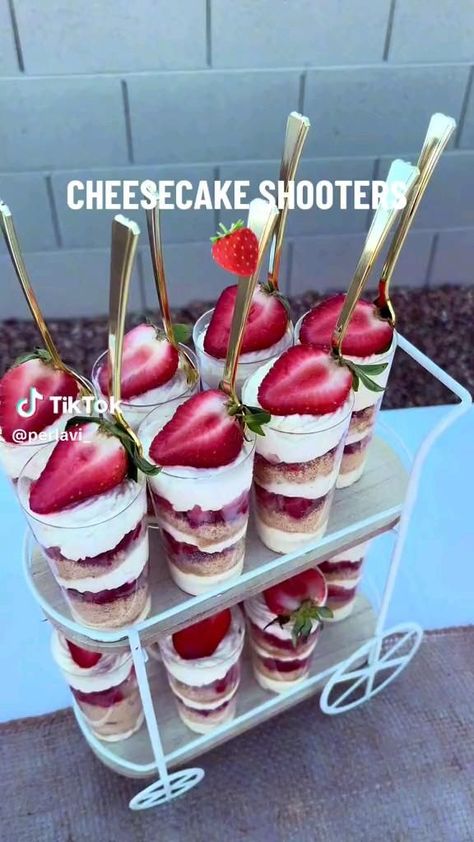 Strawberry Cheesecake Shooters, Shooter Desserts, Wedding Finger Foods, Cheesecake Shooters, Dinner Party Appetizers, Dessert Cups Recipes, Dessert Shooters, Party Dessert Table, Fall Cooking