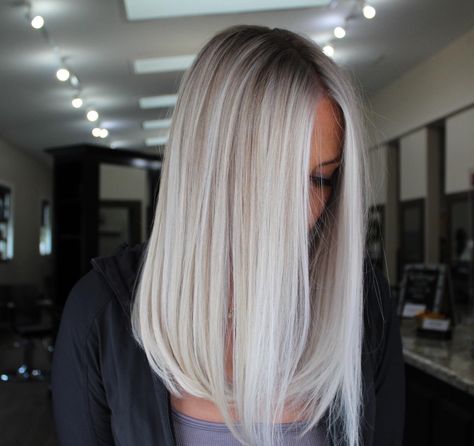 Platinum Blonde Hair No Roots, Root Shadow Blonde Platinum, Platinum Dark Roots, Frosty Blonde Hair With Dark Roots, Dark Roots Ice Blonde Hair, Silver Blonde Hair Dark Roots, Dark Root Ice Blonde Hair, Blonde Hair With Ash Roots, Subtle Shadow Root Blonde