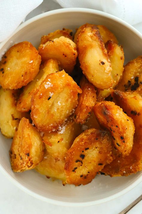 If you’re all about simple perfection, follow this recipe Easy Roast Potatoes, which gives tips and tricks to getting the ultimate results from our beloved roasties. Make them ahead too for extra convenience. Make Ahead Roasted Potatoes, Roast Potato Meals, How Long To Roast Potatoes In Oven, Perfectly Roasted Potatoes, Simple Roasted Potatoes, Diced Roasted Potatoes In Oven, Slow Cooker Roasted Potatoes, Yorkshire Pudding Wrap, Roast Gammon