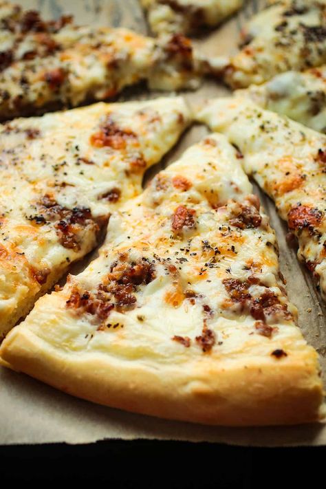 Pizza With Sausage, Italian Sausage Pizza, White Pizza Sauce, Sausage Pizza, Calzone Pizza, Mushroom Pizza, White Pizza, Pizza Recipes Homemade, Flatbread Pizza