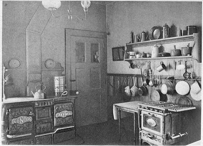 From The Craftsman Magazine, Sep 1906. Apparently vertical wall space was fair game for storing stuff. 1900 Kitchen, 1910 Kitchen, 1900s Kitchen, Period Kitchen, Old Fashioned Kitchen, American Farmhouse Style, Craftsman Bungalow, Victorian Kitchen, American Farmhouse