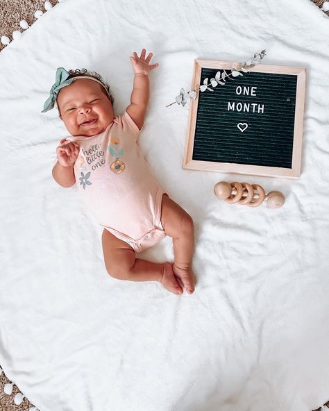 #onemonth #newborn #infant #milestone Monthly Milestone Board Ideas, 1month Photoshoot, May Baby Milestone Picture Idea, 6 Month Milestone Board, 5 Months Milestones Pictures, One Week Milestone Photo, Monthly Milestone Background, Milestone Board, Monthly Pictures