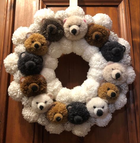 Pom Pom Teddy Bear, Pom Pom Wall Art, Christmas Pom Pom Crafts, Bear Wreath, Pompon Diy, Christmas Pom Pom, Pom Pom Wreath, Diy Pom Pom, Pom Pom Crafts