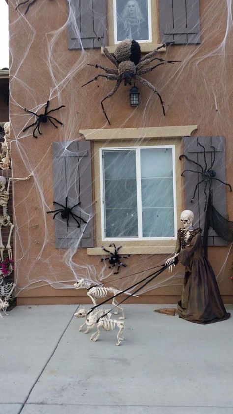 Incredibly creepy outdoor decorating ideas for Halloween Diy Halloween Window Decorations, Exterior Halloween Decorations, Diy Halloween Window, Halloween Window Decorations, Halloween Diy Outdoor, Halloween Outside, Spider Decorations, Casa Halloween, Harry Potter Halloween