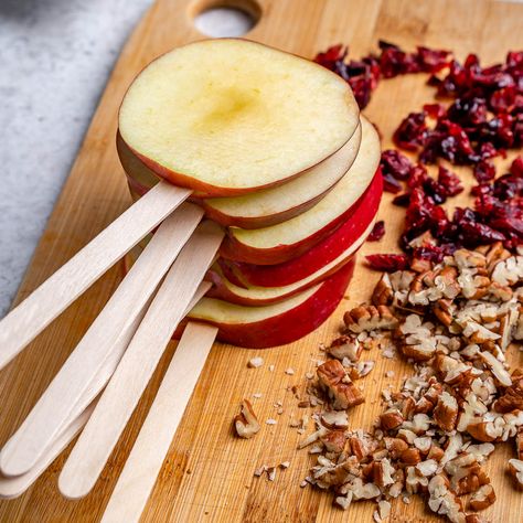 Slice Candy Apples, Walking Caramel Apple, Carmel Chocolate Apples Slices, Sliced Carmel Apples On A Stick, Diy Candy Apple Slices, Dipped Apple Slices On A Stick, Sliced Caramel Apple Pops, Sliced Candy Apples On A Stick, Apple Slices Recipes Snacks