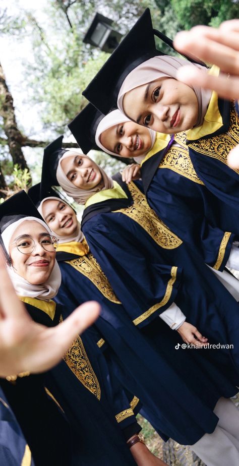 Photobooth Wisuda, Graduation Pics With Friends, Graduation Photoshoot With Friends, Pose Poto, Group Photo Poses, Pics With Friends, Girl Graduation, Group Photography Poses, Graduation Photography Poses