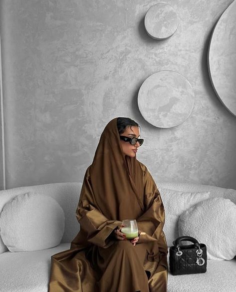 Khaliji Abaya, Abaya Styling, Abaya Photography, Abaya Photoshoot, Dior Outfit, Reign Fashion, Abaya Outfit, Modest Fashion Hijab, Mode Abaya