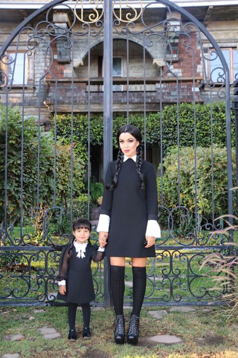 Kostüm Wednesday Addams, Wendsday Costume, Wendsday Adams Costumes, Mom And Daughter Halloween Costumes, Addams Family Costume, Wednesday Addams Style, Modest Halloween Costumes, Wednesday Addams Outfit, Karneval Diy