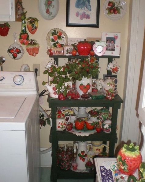 Kitchen Aesthetic Vintage, Pioneer Woman Kitchen Decor, Strawberry Kitchen, Pioneer Woman Kitchen, Strawberry Decorations, Kitchen Aesthetic, Humble Abode, Pioneer Woman, Dream House Decor