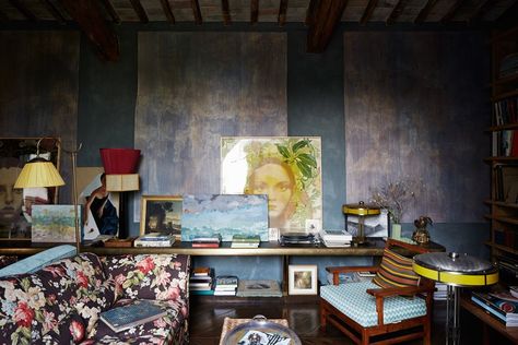 Italian Country House, Florence Academy Of Art, Old Country Houses, Tuscan Farmhouse, Gravity Home, Bohemian Living Rooms, Painter And Decorator, Tuscan Style, Country Style Homes