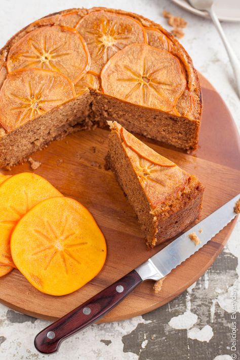 This gorgeous spiced upside down persimmon cake topped with finely sliced persimmon in maple syrup is a great introduction to persimmons. | Click for the recipe Persimmon Dessert, Persimmon Cake Recipe, Persimmon Cake, Fuyu Persimmon, Tarte Tartin, Persimmon Recipes, Red Birthday Cakes, Nursing Cake, Cake Liner