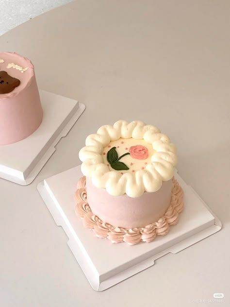 Tulip Cake Aesthetic, Tulip Cake Ideas, Small Pink Cake, Korea Cake, Tulip Cake, Chinese Cake, Bts Cake, Bottle Cake, 귀여운 음식 그림