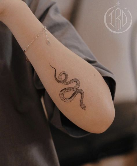 Small Snake Tattoo, One Line Tattoo, Basic Tattoos, Magic Runes, Snake Tattoo Design, Medusa Tattoo, Stickers Art, Line Tattoo, Discreet Tattoos