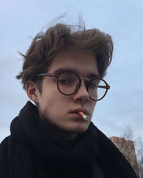 Brown Hair Boy, Blonde Hair Boy, Brown Hair Men, Boys Glasses, Character Inspiration Male, Photographie Portrait Inspiration, Blonde Boys, Aesthetic Boys, Corte De Cabelo Masculino