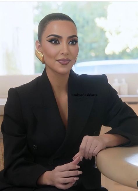 Kardashians Hairstyles, Kim Kardashian Hair Styles, Businesswoman Photoshoot, Kim Kardashian Makeup Looks, Kim Kardshian, Kim Kardashian Makeup Tutorial, Bad And Boujee Outfits, Interview Hairstyles, Kim Kardashian Family