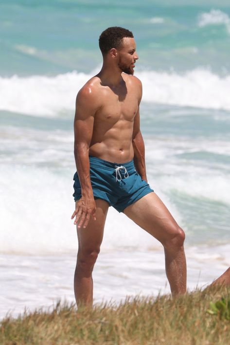 Thirsty? Just Swipe Right on These Shirtless Celebrity Hotties Stephen Curry Shirtless, Stephen Curry Family, The Curry Family, Stephen Curry Wallpaper, Curry Wallpaper, Curry Pictures, Curry Nba, Stephen Curry Basketball, Stephen Curry Pictures