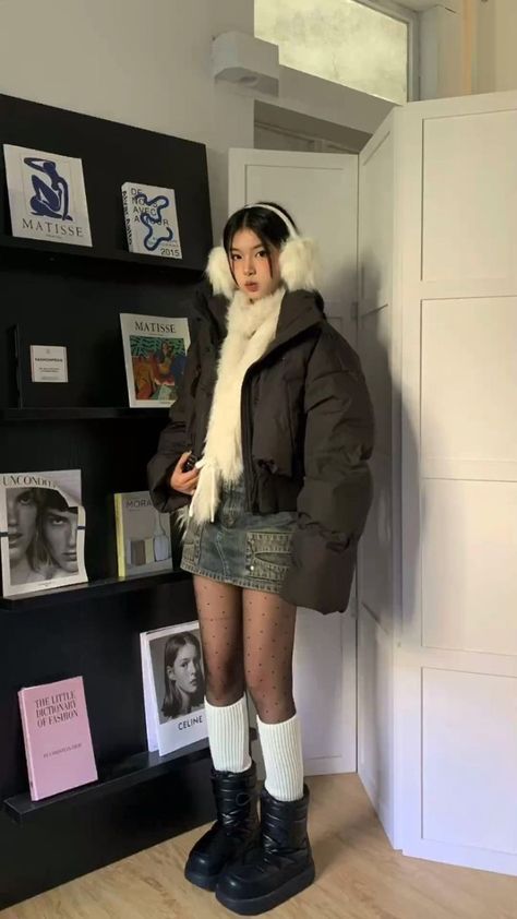 Outfit In Korea Winter, Korean Street Winter Fashion, Japan Outfit Inspiration, Winter Outfits For Korea, Korea Cute Outfit, Winter Fits Inspo Aesthetic, Short Winter Boots Outfits, Shibuya Outfit Ideas, Aesthetic Winter Outfits Skirt