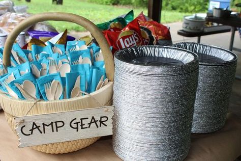 Camping Birthday Party Ideas - love the idea of pie plates as plates and "Camp Gear" for Utensils! Campfire Birthday Party, Camping Birthday Party Ideas, Happy Camper Birthday Party, Camping Theme Birthday Party, Campfire Party, Camping Theme Birthday, Glamping Party, Camping Theme Party, Retro Camping