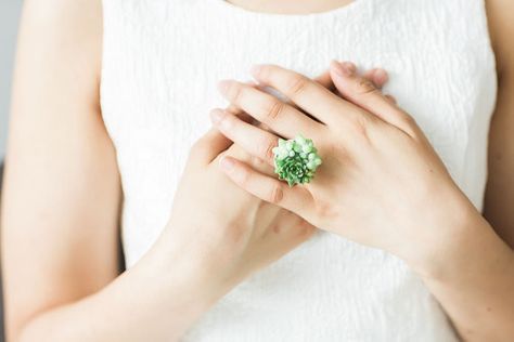 Ring Corsage, Prom Rings, Succulent Jewelry, Fashion Nature, Plant Jewelry, Corsage And Boutonniere, Corsage Prom, Prom Style, Botanical Jewelry