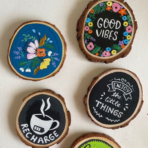 Coaster Drawing Ideas, Mini Wood Slice Painting, Aesthetic Coaster Painting, Mdf Coaster Ideas, Small Wood Painting Ideas, Mdf Keychain Painting, Diy Coaster Painting Ideas, Coaster Painting Ideas Aesthetic, Costers Diy Wooden