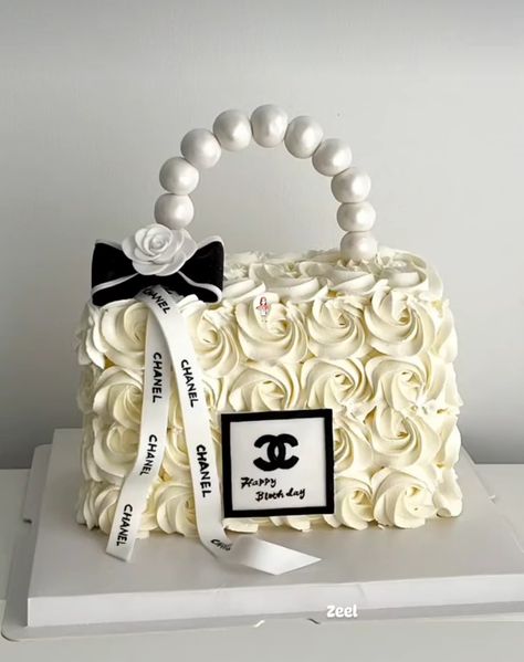 Luxury Birthday Cake, Chanel Bag Cake, Chanel Birthday Cake, Fashionista Cake, Purse Cakes, Cupcakes Design, Chanel Cake, Butterfly Birthday Cakes, Birthday Cake Decorating Ideas