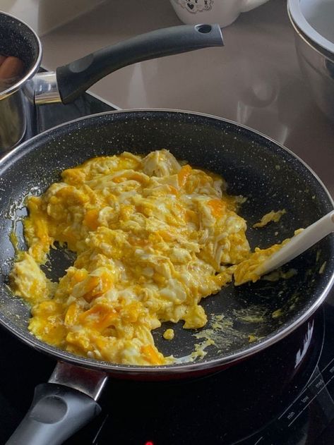 Cooking Eggs Aesthetic, Egg Aesthetic Food, Scrambled Eggs Aesthetic, Eggs Aesthetic, Fluffy Scrambled Eggs, Healthy Food Motivation, Egg Dish, Think Food, Snap Food