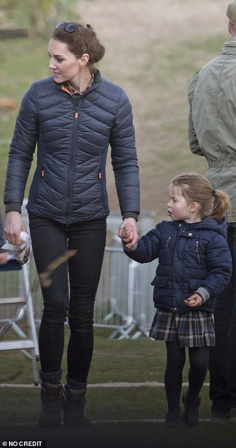 Prince George and Mia Tindall show they are already the best of friends at horse show Kate Fashion, Kate Middleton Style Outfits, Düşes Kate, Prince William Family, Prince William Et Kate, Princesse Kate Middleton, Looks Kate Middleton, Principe William, Kate Middleton Outfits