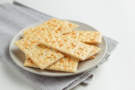 Will saltine crackers quell the heartburn of acid reflux and help you feel better? It's possible. But think twice before you slather them with butter. Homemade Soda Crackers, Foods For Acid Reflux, Best Breakfast Foods, Soda Crackers, Healthy Crackers, Crispy Crackers, Acid Reflux Recipes, Homemade Soda, Homemade Crackers