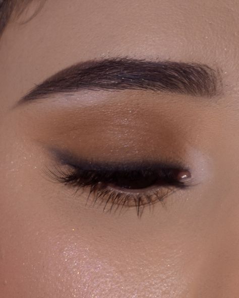 Simple Everyday Matte Eye Makeup * * #makeuplooks #eyemakeuplook #eyeshadowlook #matteeyeshadow #daymakeup #eyemakeup #eyemakeupideas Simplistic Eye Makeup, Eyeshadow Everyday Look, Simple Brown Eyeshadow, Simple Brown Eye Makeup, Everyday Eyeshadow Looks, Light Eyeshadow Looks, Brown Eyeshadow Looks, Matte Eye Makeup, Everyday Eyeshadow