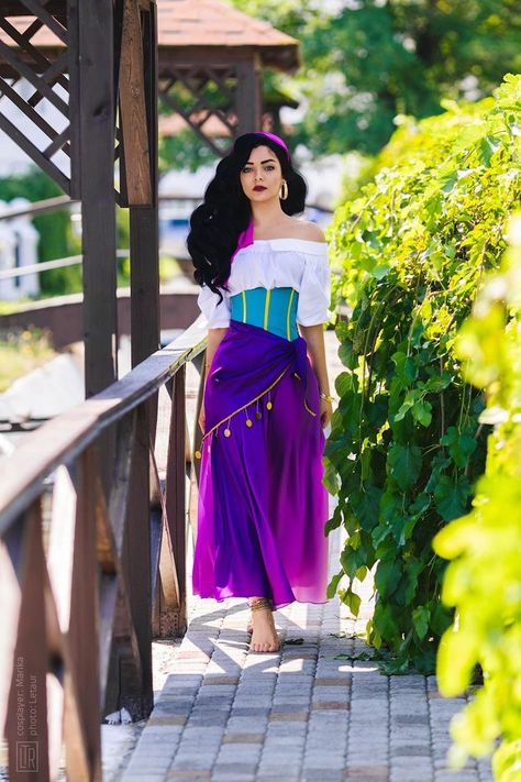 Esmeralda - O corcunda de Notre-Dame Zombie Costume Women, Halloween Costume Zombie, Esmeralda Costume, Esmeralda Cosplay, Halloween Costumes Women Scary, Makeup Zombie, Zombie Halloween Costumes, Cosplay Disney, Best Halloween Costumes Ever