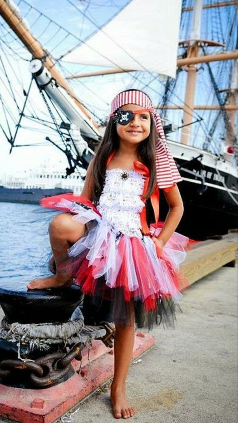 Trajes Halloween, Halloween Fiesta, Cupcake Birthday Party, School Costume, Pirate Theme Party, Daphne Dress, Pirate Fashion, Pirate Halloween, Holloween Costume